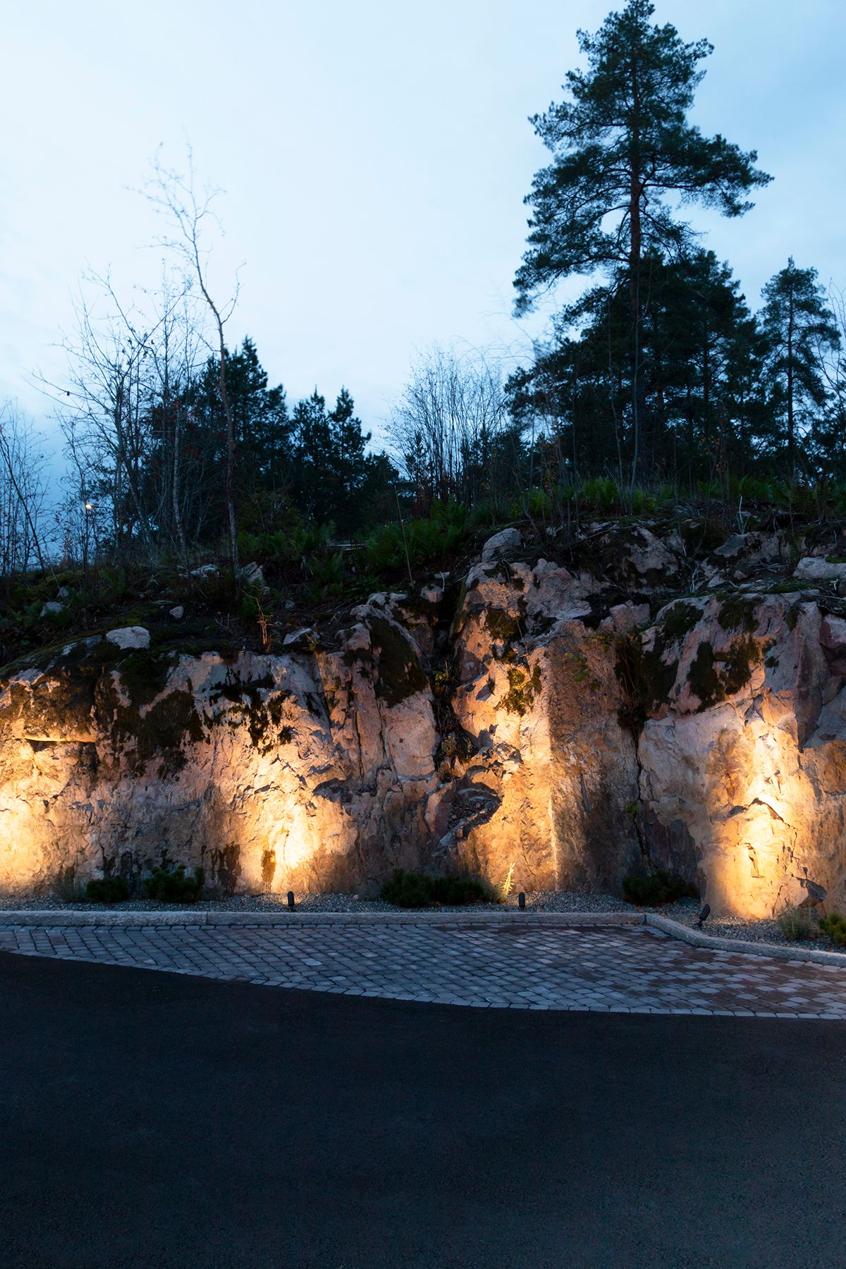 Led-armaturer riktade mot bergväggen.